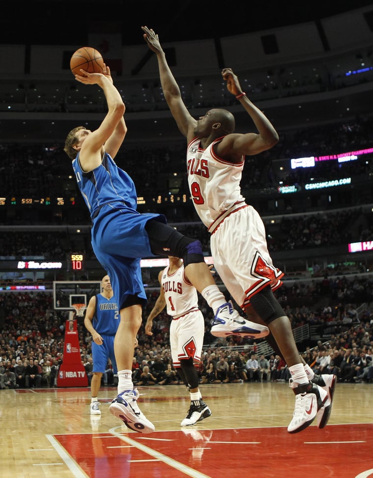 Photo von Dirk Nowitzki (Dallas Mavericks) gegen Luol Deng (Chicago Bulls), One legged fadeaway jumper.