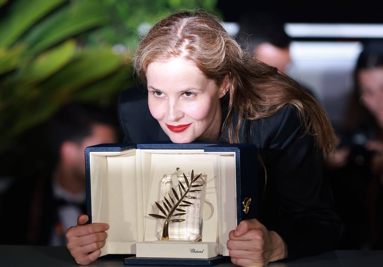 French director Justine Triet poses with the trophy during a photocall after she won the Palme d'Or for the film Anatomie d'une Chute at the Cannes Film Festival 2023
