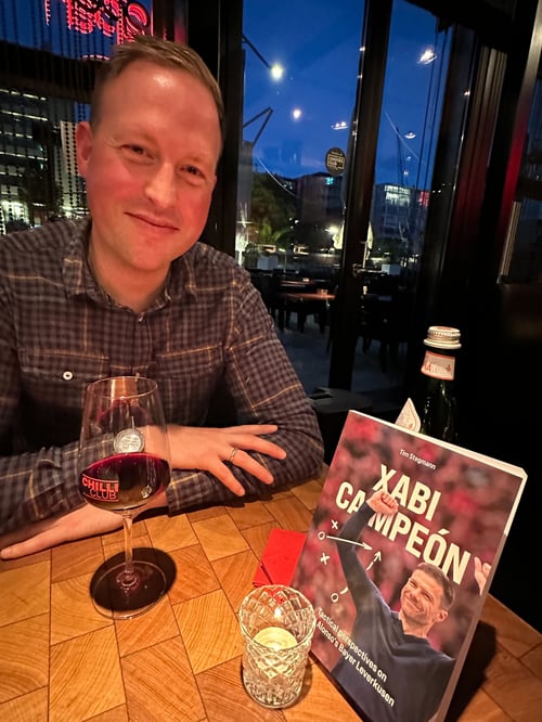 Foto von Tim Stegmann mit seinem Buch.