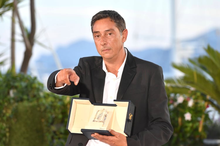 Miguel Gomes with the award for Best Director at Grand Tour at the Photocall with the award winners at the Festival de Cannes 2024 77 Cannes