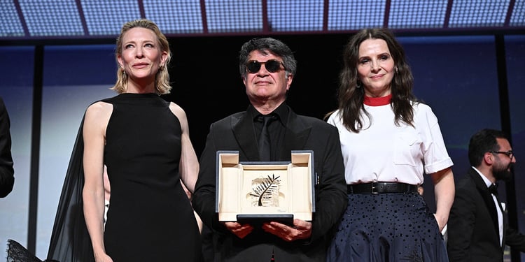 Palme d'Or Winner Jafar Panahi, Iranian director and screenwriter and producer, Jafar Panahi (C), poses on stage with Australian actress Cate Blanchett (L) and French actress and president of the jury of the 78th Cannes Film Festival, Juliette Binoche