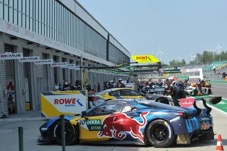 dtm-race-pit-stop-rowe-racing-cars