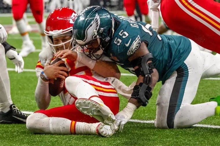 eagles-vs-chiefs-football-tackle-action