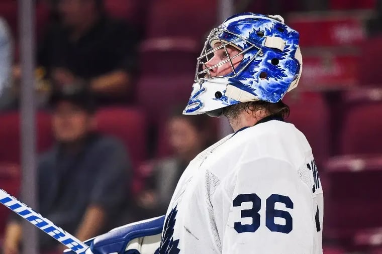 hockey-goalie-blue-white-helmet-action