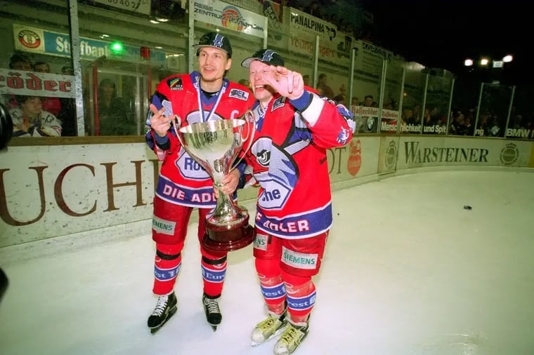 ice-hockey-players-holding-trophy-celebration