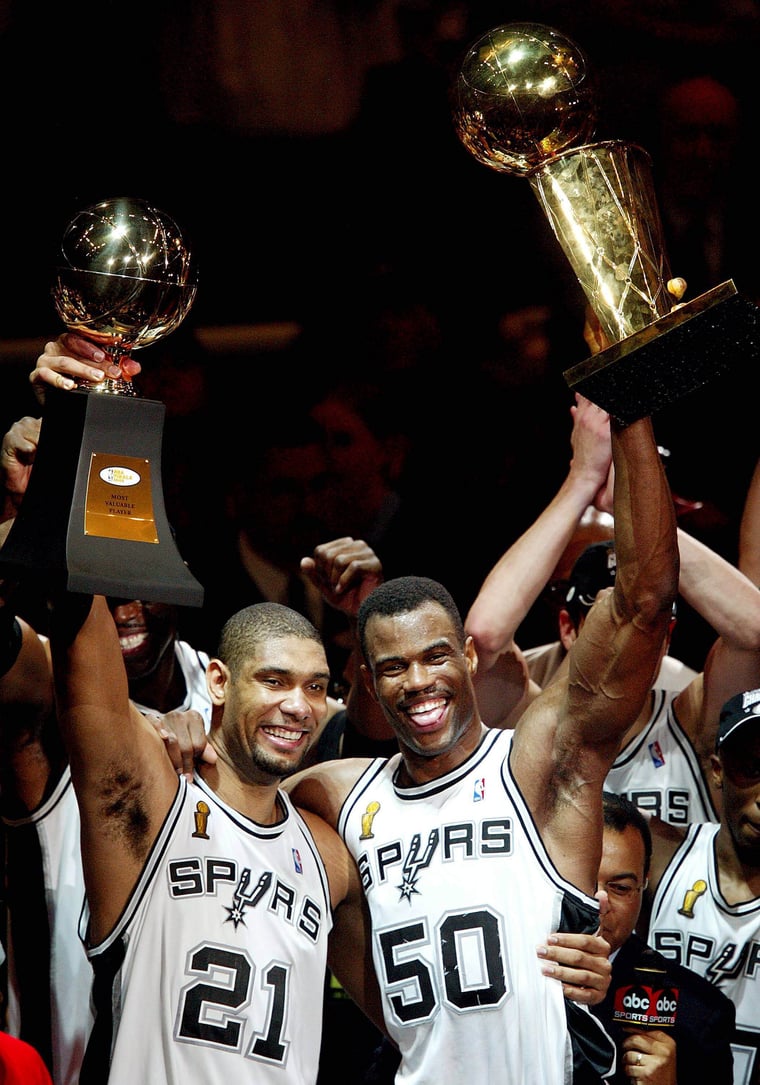 Tim Duncan MVP Trophäe 2003