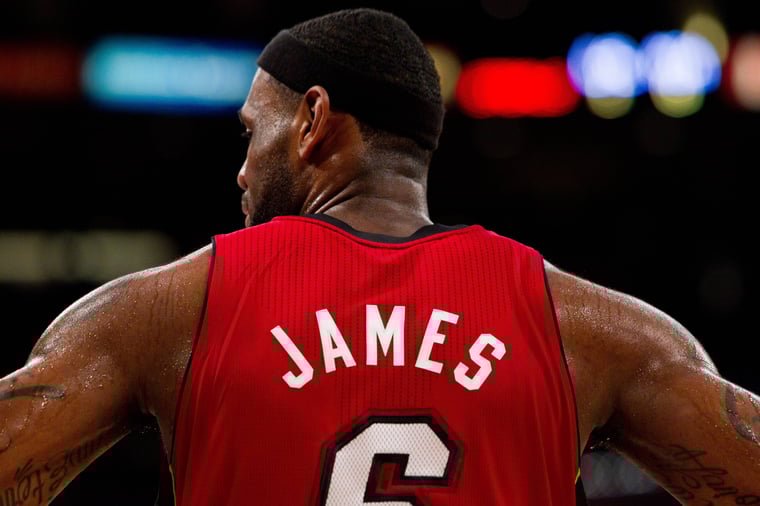 Foto von LeBron James von den Miami Heat im Spiel gegen die Los Angeles Lakers am ersten Weihnachtsfeiertag im STAPLES Center in Los Angeles, Kalifornien.