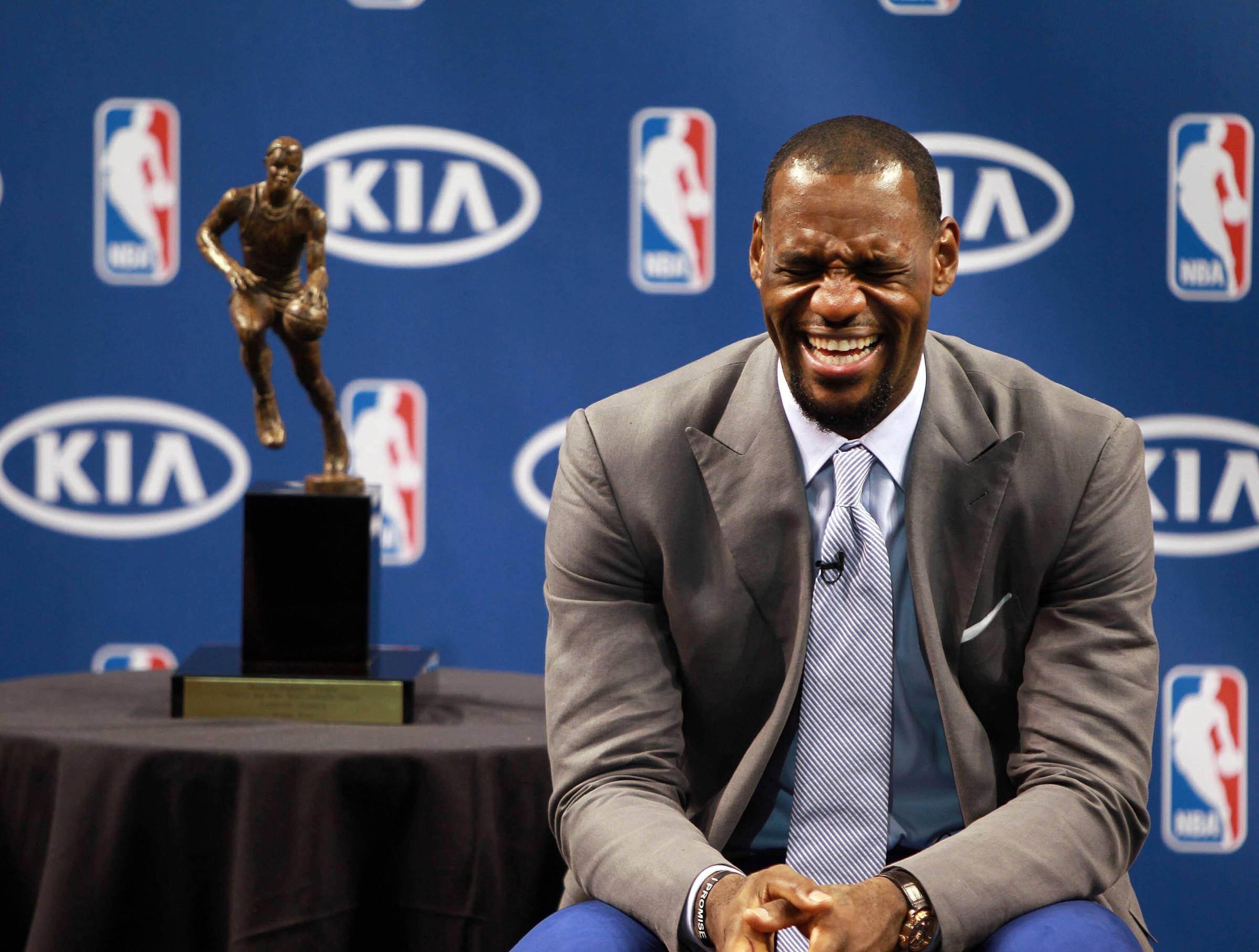 LeBron James lacht MVP trophäe
