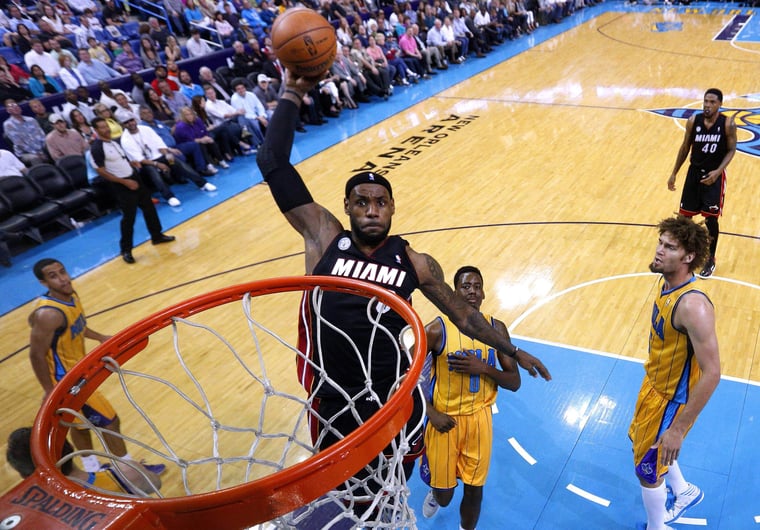 LeBron James dunkt Miami Heat