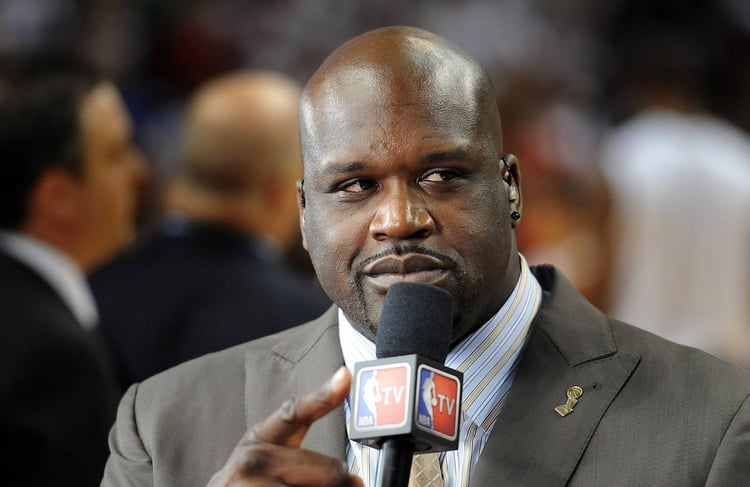 Foto von Shaquille O’Neal beim Kommentieren vor Beginn von Spiel 3 der NBA-Finals zwischen den Miami Heat und den San Antonio Spurs.