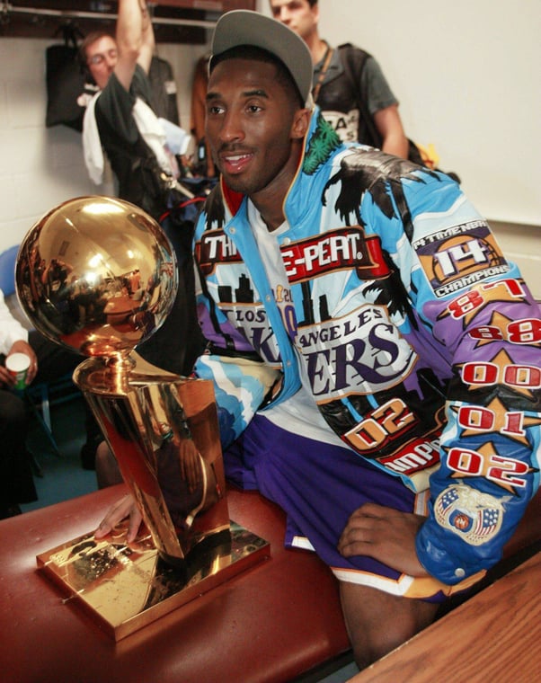 Foto von Kobe Bryant, der in der Umkleidekabine der Lakers die NBA-Meisterschaftstrophäe hält, nach dem Sieg über die New Jersey Nets in Spiel vier der NBA-Finals.
