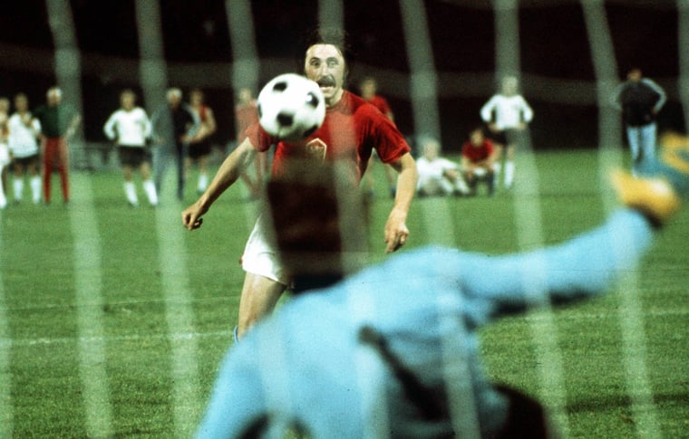 Antoni Panenka scores his historic penalty EURO 1976