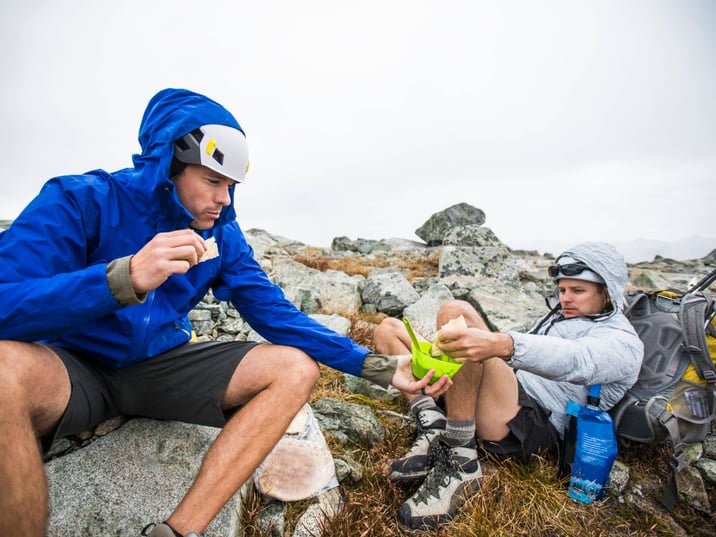 Bergsteiger teilen ihr Essen während einer Rucksacktour