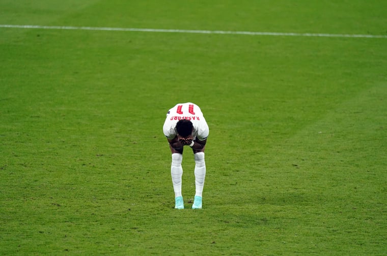 Marcus Rashford steht niedergeschlagen da, nachdem er im Finale der UEFA EURO 2020 einen Elfmeter verschossen hat.