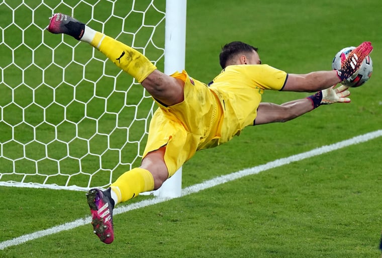 Italiens Torhüter Gianluigi Donnarumma fängt einen Elfmeter gegen England während des Elfmeterschießens bei der EURO 2020