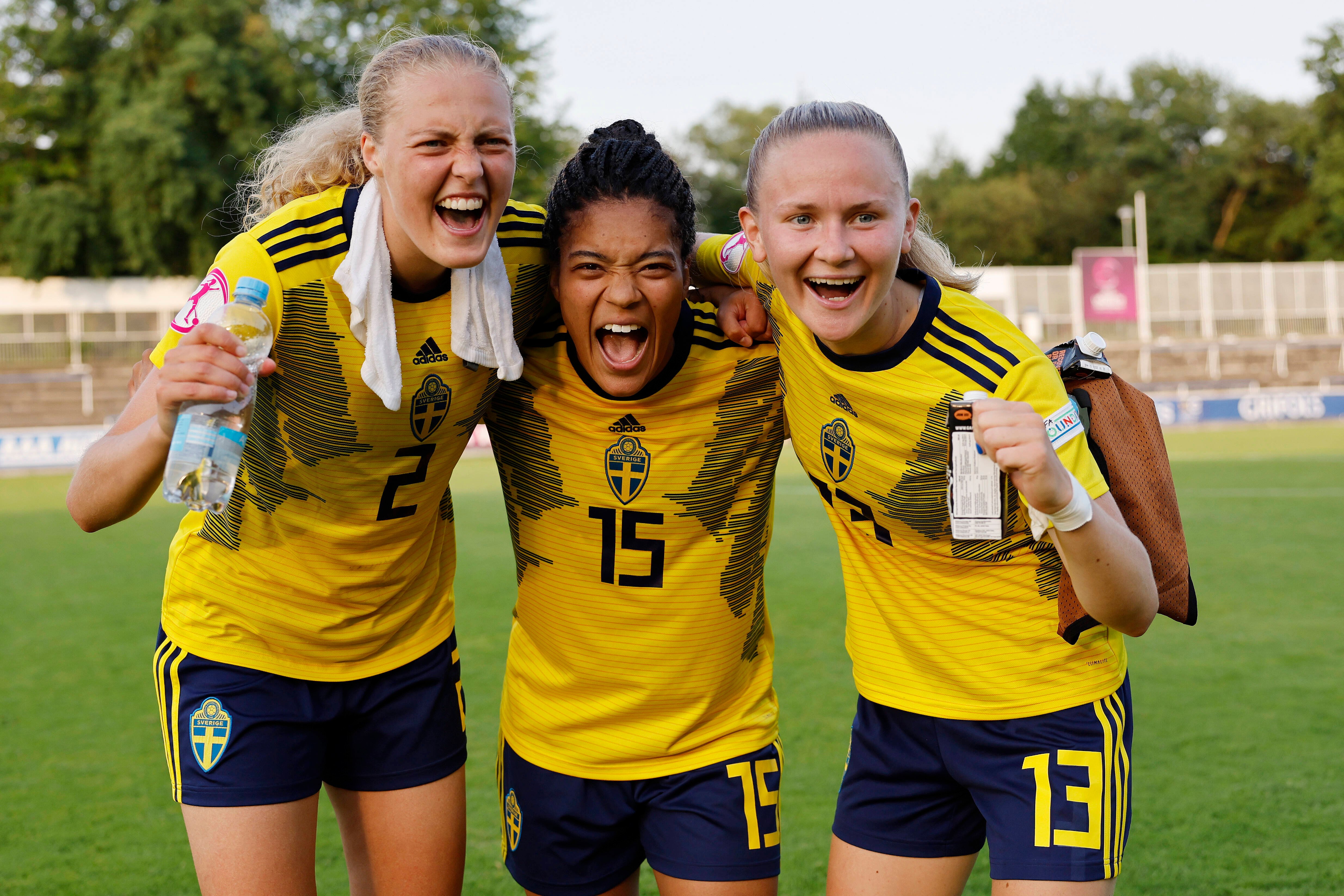 Foto von U19 Frauenfußballerinnen beim Jubeln.