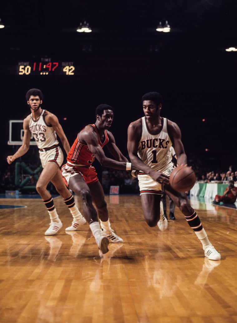 Oscar Robertson guard Milwaukee Bucks dribbelt 1971