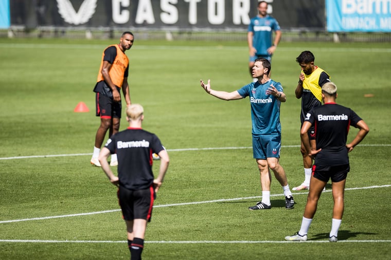 Photo of Xabi Alonso giving instructions to his players on the training ground.