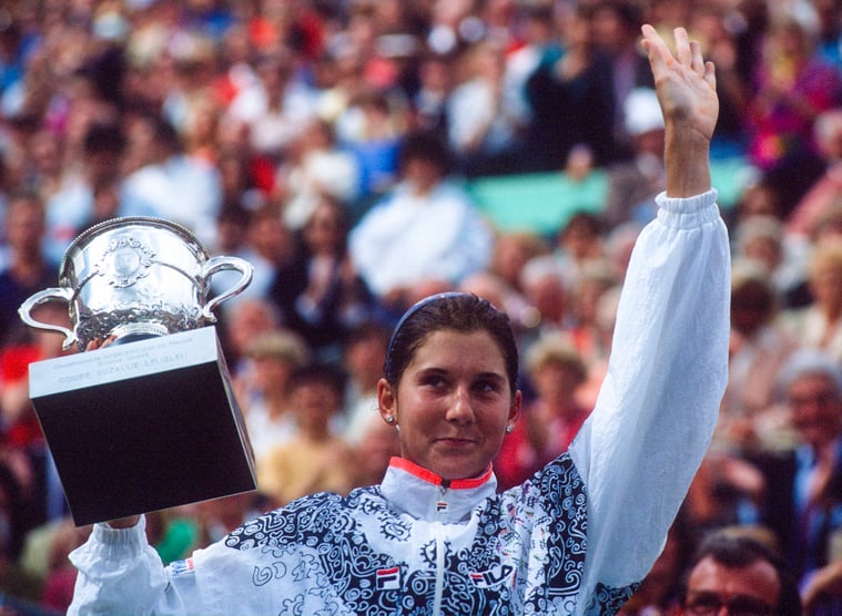 Monica Seles, Siegerin der French Tennis Open gegen Steffi Graf aus Deutschland im Roland-Garros-Stadion, Paris, Frankreich, am 25. Mai 1992.