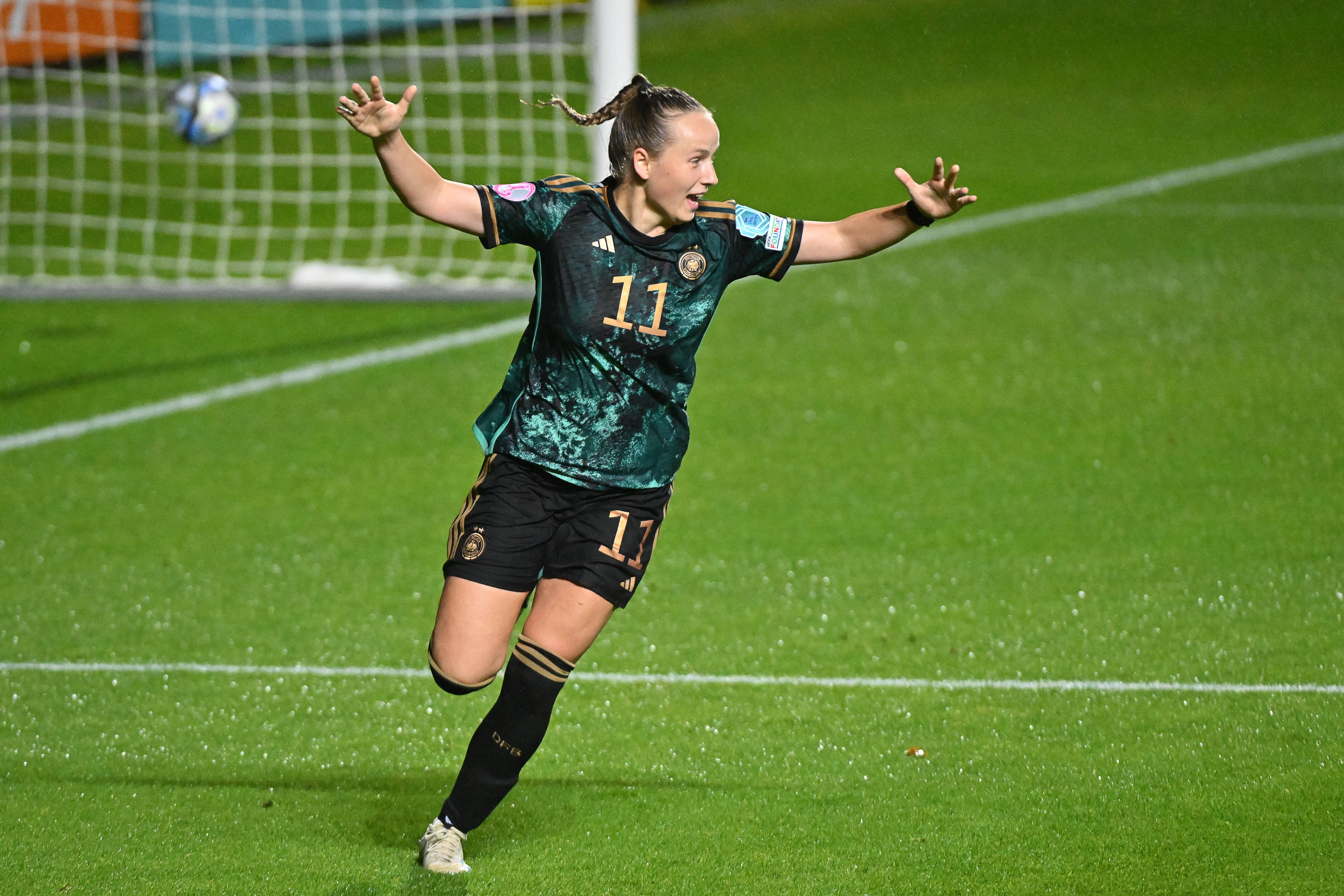 Foto von deutscher U19 Nationalspielerin die ihren Treffer bejubelt.
