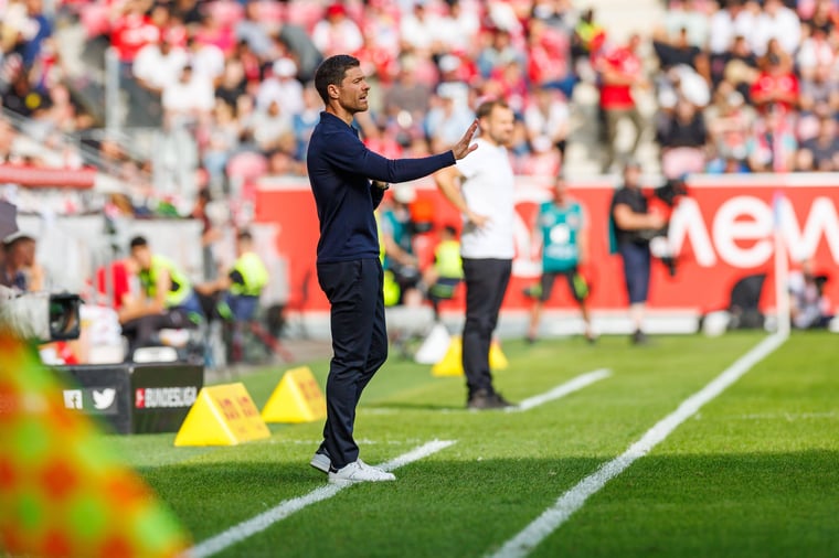 Photo of Xabi Alonso on the by-line during the Bundesliga match between FSV Mainz 05 and Bayer Leverkusen.