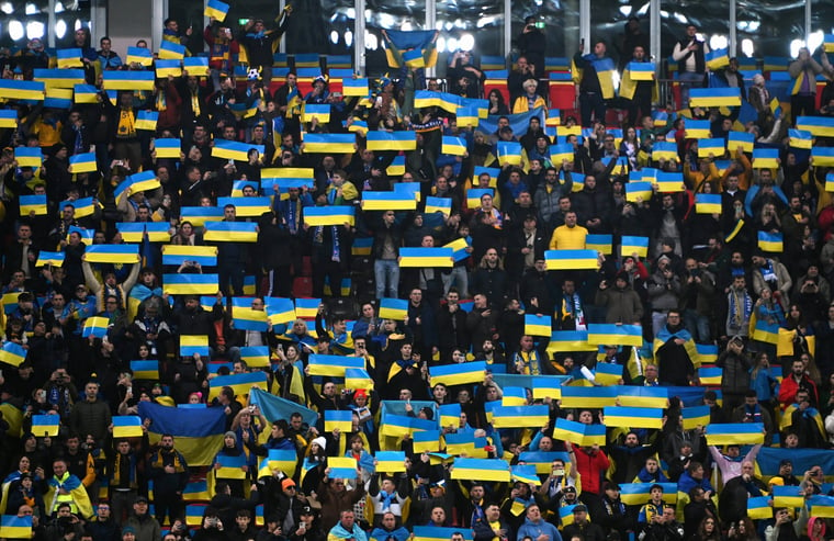 ukrainische Fans halten die blau gelbe Fahne