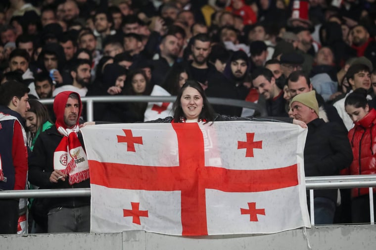 ein georgischer fan haelt die flagge