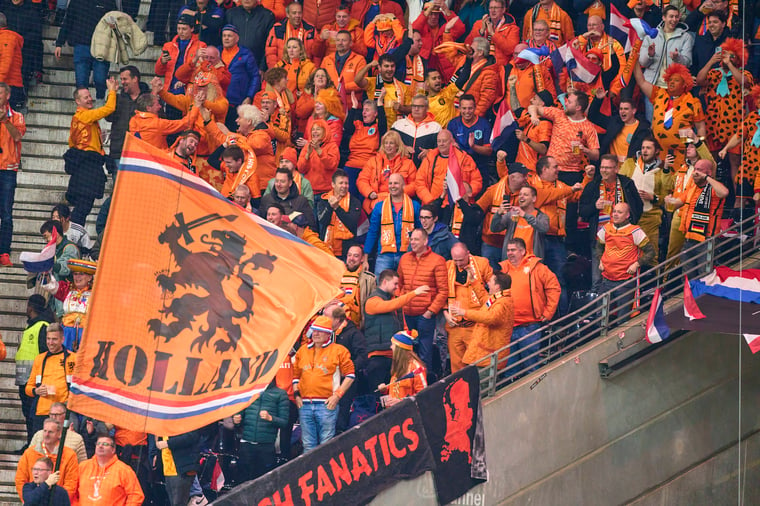 niederländische fans in orange