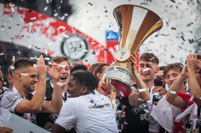 SK Sturm Graz Spieler feiern Sieg Österreichischer Pokal 2024