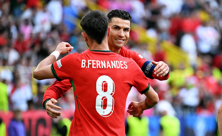 Bruno Fernandes celebrates goal with Cristiano Ronaldo
