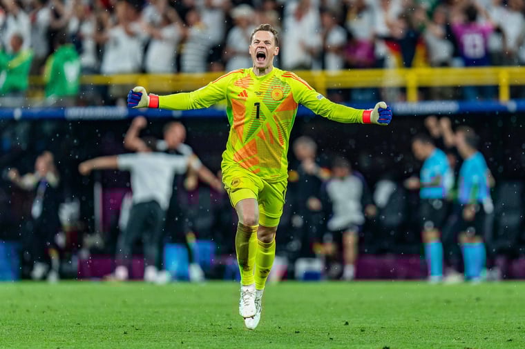 Manuel Neuer celebrates goal