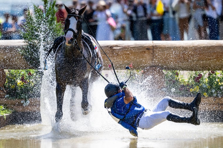 Ronald Zabala-Goetschel falls off horse Paris 2024