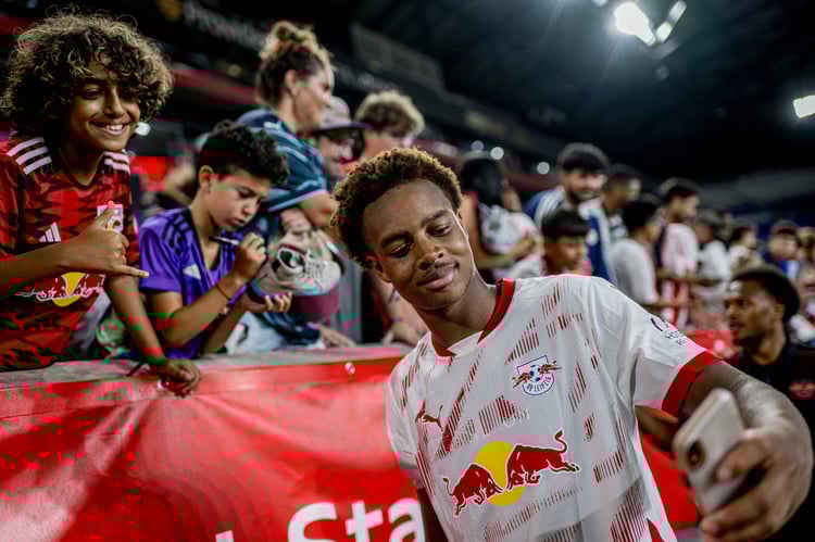 Photo of Assan Ouedraogo taking selfies with fans
