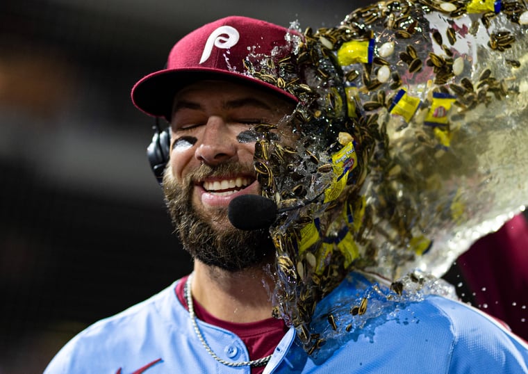 IMAGO / Imagn Images / Bill Streicher | Philadelphia Phillies-Outfielder Weston Wilson (37) wird bei der Feier seines Hit für den Cycle mit Wasser überschüttet.