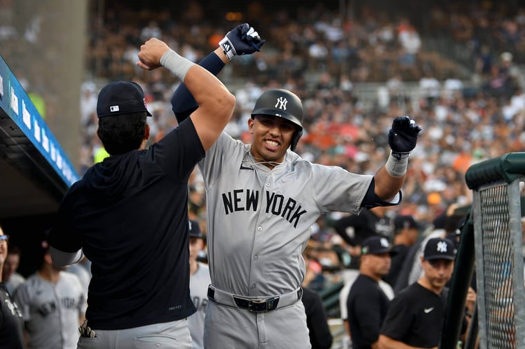  Der dritte Baseman der New York Yankees, Oswald Peraza (91), feiert mit Oswaldo Cabrera (95) im Dugout, nachdem er einen Solo Home Run geschlagen hat.