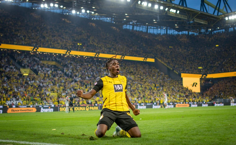 Jamie Bynoe-Gittens celebrates goal Eintracht Frankfurt