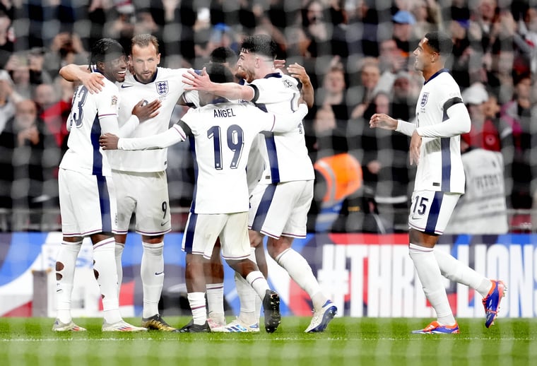 Harry Kane goal England celebrate players