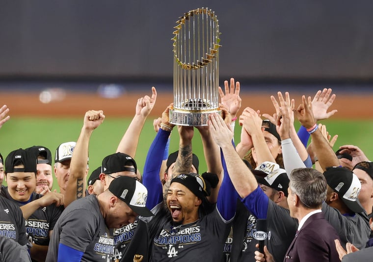 IMAGO / UPI Photo / John Angelillo | Mookie Betts von den Los Angeles Dodgers hält die Commissioner's Trophy nach dem Sieg der Dodgers  über die New York Yankees.