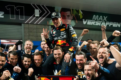 Max Verstappen feiert seine 4. Formel-1-Weltmeisterschaft.