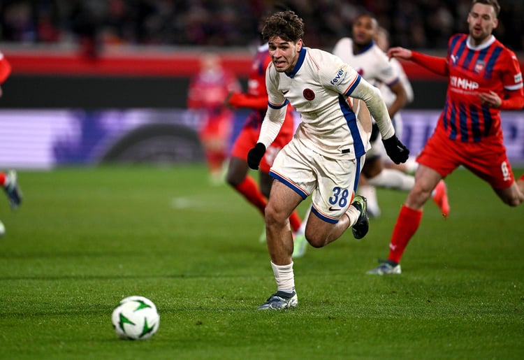 Photo of Marc Guiu dribbling during the Conference League game against 1. FC Heidenheim
