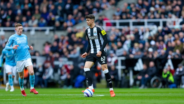 Photo of Lewis Miley from Newcastle United on the ball.