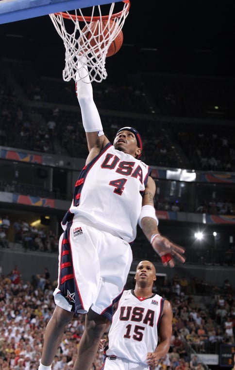 Foto von Allen Iverson (USA) - Lay-up Basketball International Men's Tri-National Tournament 2004.