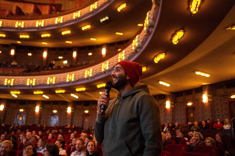 man, microfon, red carpett, film festival, amsterdam, opening night, cinema, audience