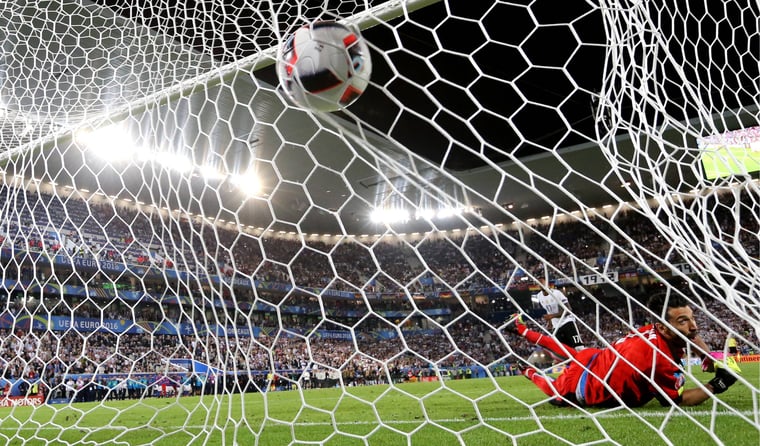 Italiens Torhüter Gianluigi Buffon kassiert im Elfmeterschießen der EURO 2016 gegen Deutschland ein Gegentor