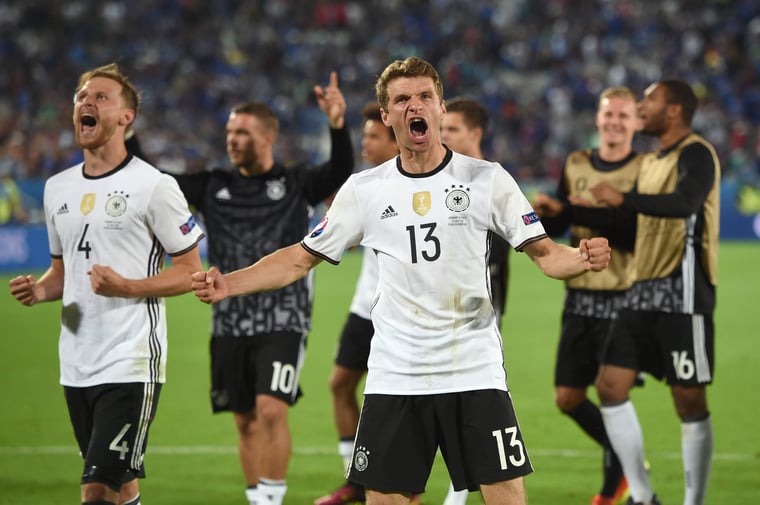 Thomas Müller, Benedikt Höwedes jubelt nach dem Elfmeterschießen, Viertelfinale EURO 2016.