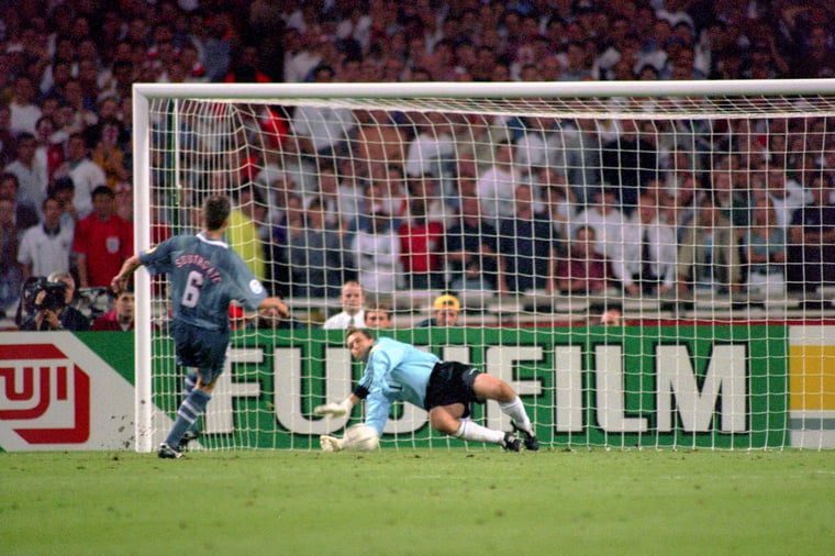 Torwart Andreas Köpke, Deutschland, rettet im Elfmeterschießen bei der EURO 1996
