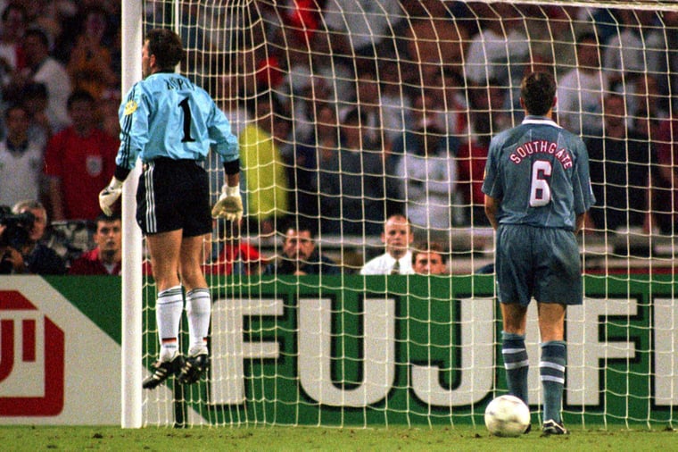  Torhüter Andreas Köpke von Deutschland, jubelt, nachdem er einen Elfmeter von Gareth Southgate von England gehalten hat. EURO 1996