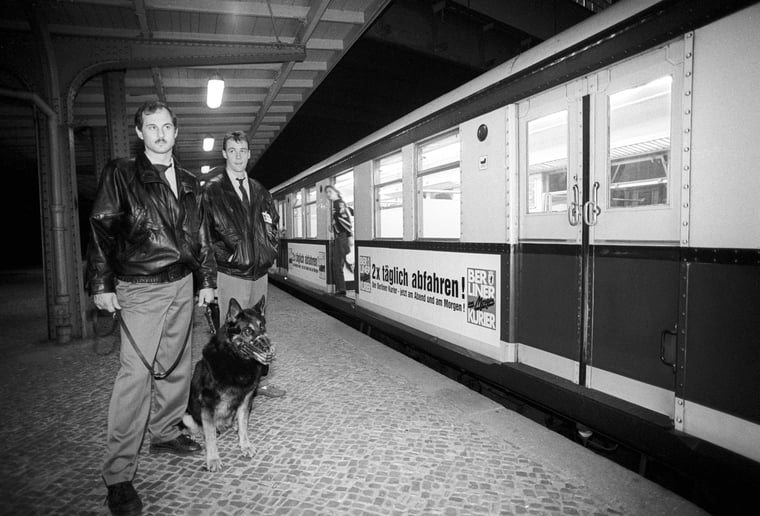 Sicherheitspersonal Berlin Ostkreuz Station 1991