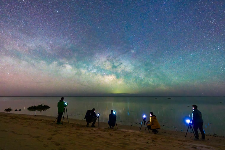 imago8303630Photographers catching stars from a beach28