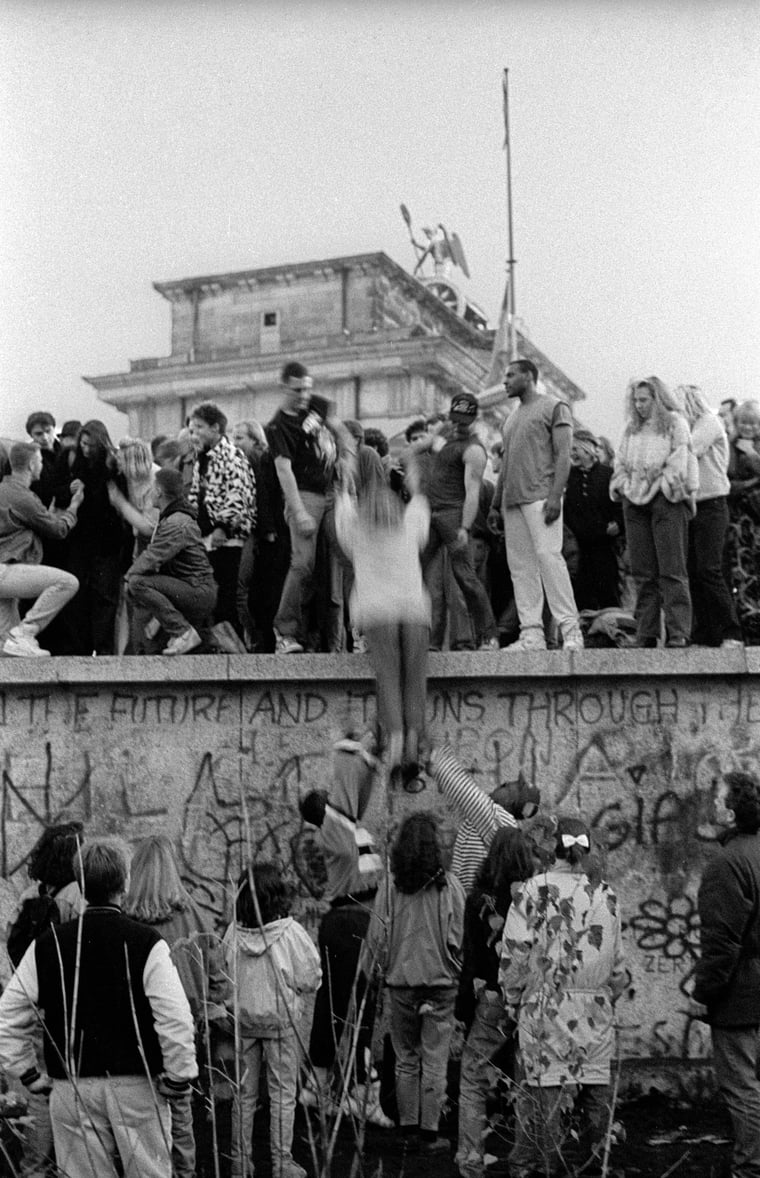 Berliner Mauer Leute klettern 11. November 1989 Öffnung